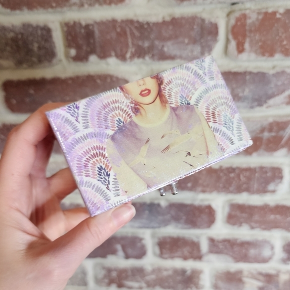 Tayor Swift 1989 Paper Jewelry Box with Friendship Bracelets - Picture 2 of 5